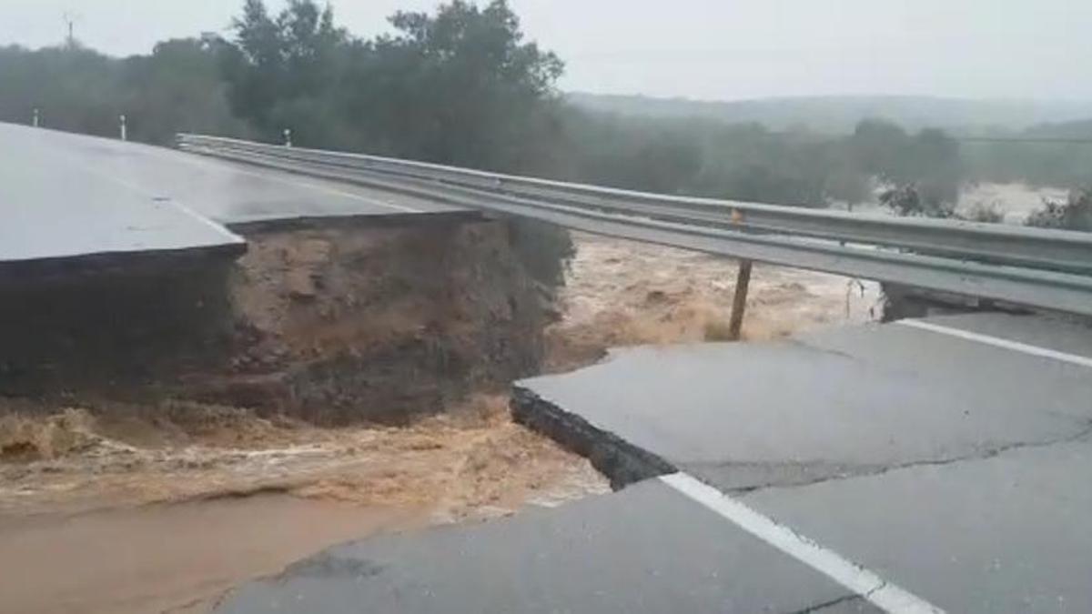 Floods destroyed a road in Extremadura, 13 December 2022. Photo: Junta de Extremadura