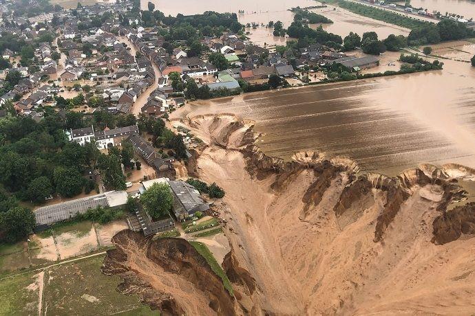 The disastrous flood which hit several European countries in July 2021 illustrates well the importance of EFAS as a critical European tool to forecast flooding events. As the intensity and frequency of severe weather events increases around the world, it is paramount that forecasting skill should continue to improve. (Photo of Erfstadt-Blessem, Germany – credit: Rhein-Erft-Kreis)